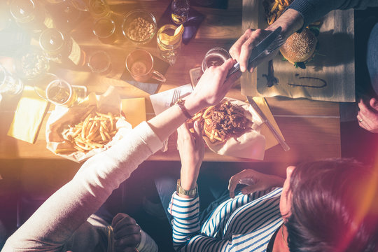 Essen und Trinken mit Freunden - Draufsicht Konzept