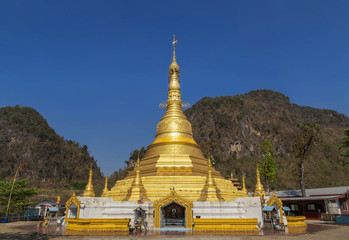 Fototapeta premium big golden pagoda buddhist temple in paya thonzu district Kayin state, Myanmar (Burma) on blue sky background