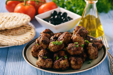 Greek meatballs (keftedes) with pita bread and tzatziki dip. - obrazy, fototapety, plakaty