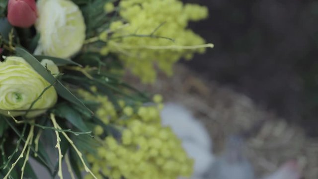 Osterstrau&szlig; mit frischen Blumen Fr&uuml;hlingshaft und bunt