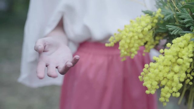 Frauenhand streichelt gelben Blumenstrau&szlig;
