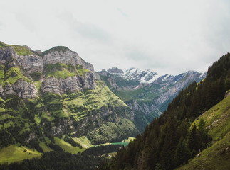 Naklejka premium Niesamowity krajobraz z wysokimi górami