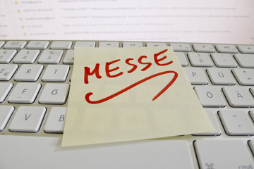 Notiz auf Computer Tastatur: Messe