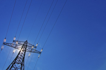 Stromleitung mit Sonne