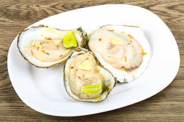 Raw oysters with lime