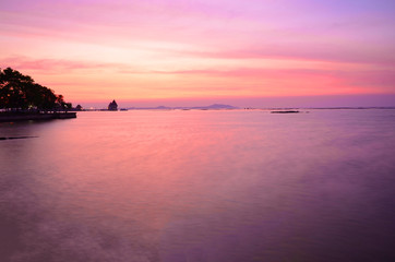 Obraz premium sunset at the sea with trees