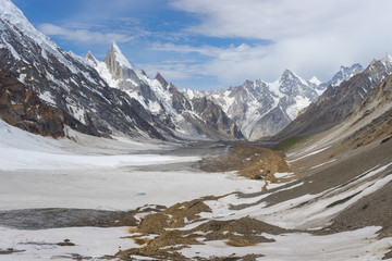 Prachtig landschap van de Karakorum-bergketen op de K2-trekkingroute, Pakistan