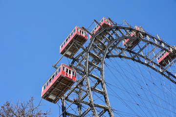 Wiener Riesenrad vor blauem Himmel