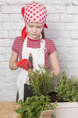 dziewczynka sadząca zioła
