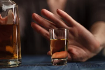 Foto auf Acrylglas Bar Frau lehnte ein Glas Whisky ab