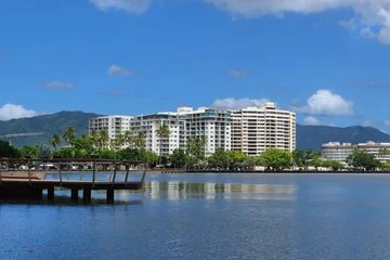 Abwaschbare Fototapete Stadt am Wasser Blick auf das Wasser von Cairns vom Jachthafen aus