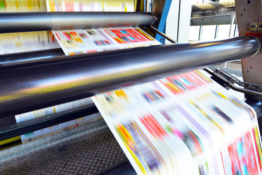 Rollenoffset Druckmaschine in einer Druckerei - Produktion von Zeitungen // Roll offset printing machine in a printing plant - production of newspapers