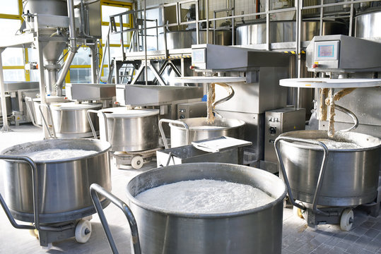 Interieur einer Gro&szlig;b&auml;ckerei - Maschinen und Zutaten // Interior of a large bakery - machines and ingredients