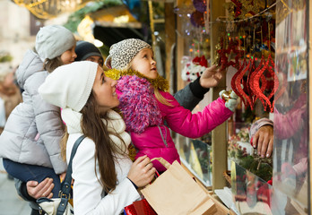 Obraz na płótnie Canvas Family buying holidays decorations