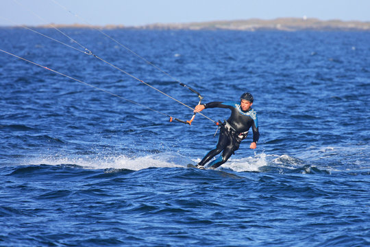 kitesurfer riding toeside