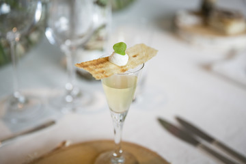 Festlich gedeckter Tisch mit vegetarischer Auster