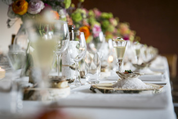 Festlich gedeckter Tisch mit vegetarischer Auster