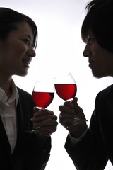 赤ワインで乾杯するカップル