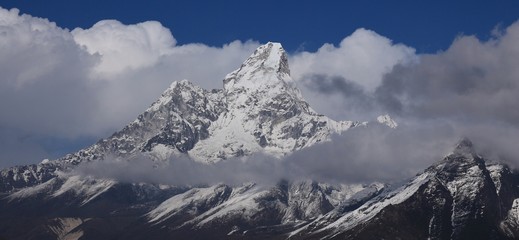 Obraz premium Mount Ama Dablam on a cloudy day. View from Khumjung, Nepal.