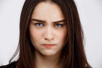 Naklejka premium Close up portrait of beautiful brunette girl starring with anger in camera