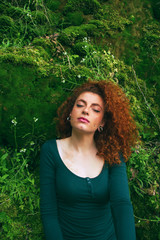 Preciosa chica pelirroja con pecas en un bosque verde en primavera 