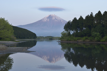 夕方の富士山と笠雲