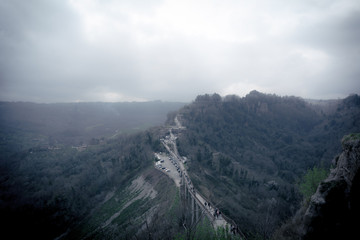Panorama di montagna con cielo nuvoloso
