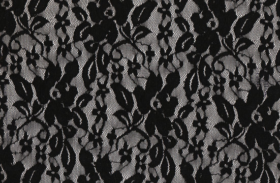 Dentelle noire sur fond blanc.
