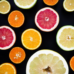 Obraz premium Lemon, orange, mandarin, grapefruit and sweetie on black background. Flat lay, top view. Fruit background