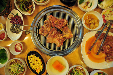 한국의 돼지갈비 음식 상차림