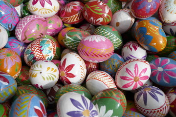 Fototapeta na wymiar decorative multicolored easter painded eggs