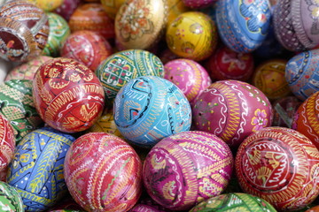 Fototapeta na wymiar decorative multicolored easter painded eggs