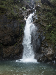 Fototapeta premium Upadek z góry Pilok na północ od Parku Narodowego Thong Pha Phum w Tajlandii