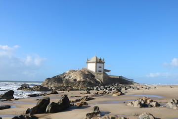 Chiesa a bordo mare in portogallo