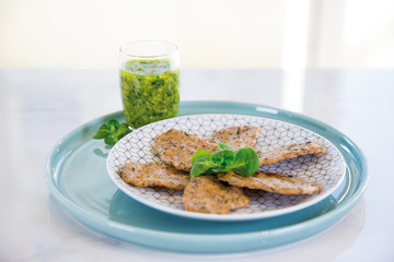 cips di olive nere e pesto