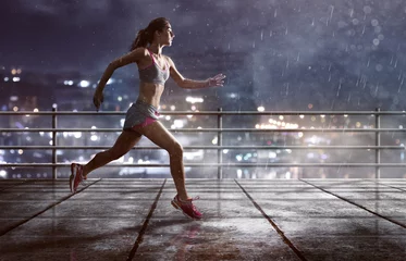 Photo sur Plexiglas Jogging Frau läuft im Regen