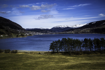 widok na jezioro i góry, Voss, Norwegia
