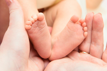 Obraz na płótnie Canvas sweet legs of the newborn baby