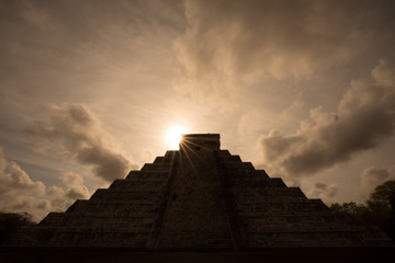 Obraz na płótnie Canvas Mayan pyramid Chichen Itza during early morning. Chichen Itza, Mexico.