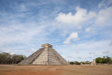 Fototapeta na wymiar Mayan pyramid Chichen Itza during early morning. Chichen Itza, Mexico.