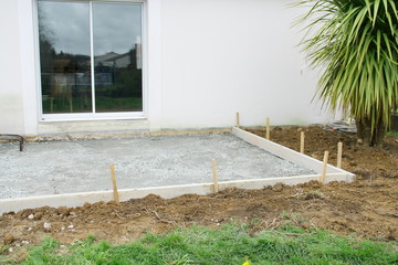 construction d'une terrasse,empierrement,coffrage devant maison - 142720628