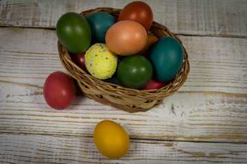 Obraz na płótnie Canvas Colored easter eggs in basket