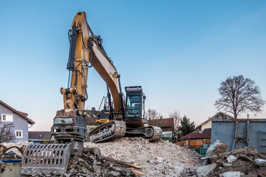 Raupenbagger beim Abriss eines Wohnhauses