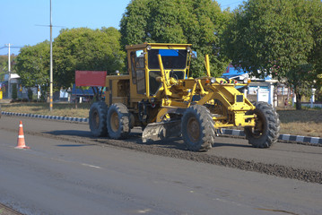 Motor grader doing road