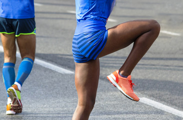 Fototapeta premium donna di colore che si scalda prima della maratona