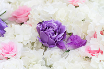 Obraz premium Purple roses in a wedding arrangement