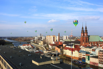 Lot balonów nad miastem Opole. - obrazy, fototapety, plakaty