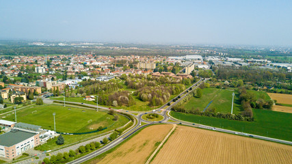 Natura e paesaggio comune di Solaro, Milano: vista aerea di un campo, case e abitazioni, coltivazione, prato verde, campagna, agricoltura, alberi. Italia