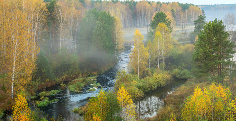 туманное осеннее утро в лесу с рекой, Россия, Урал  © 7ynp100