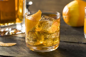 Crédence de cuisine en verre imprimé Alcool Boozy Homemade Old Fashioned Bourbon on the Rocks
